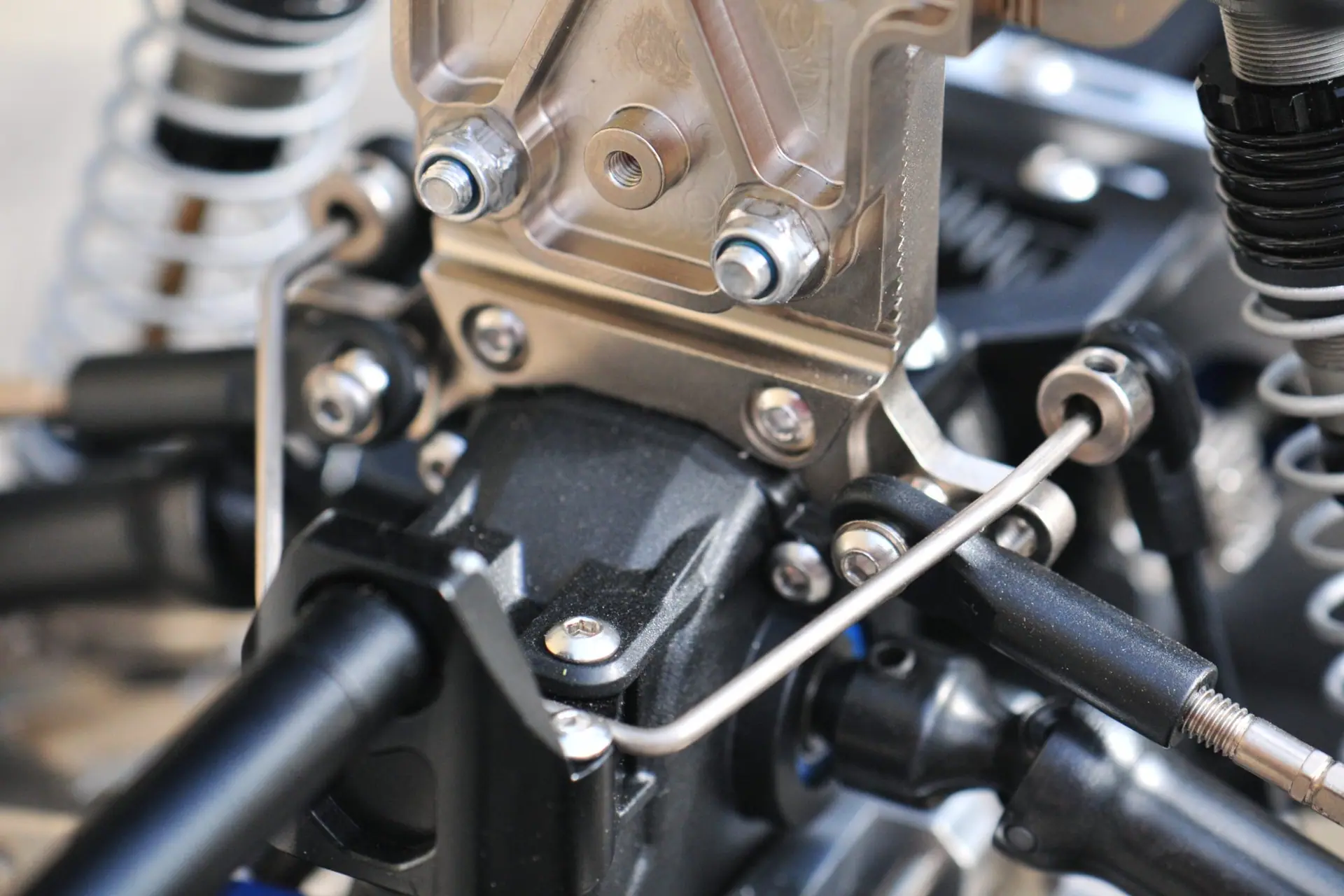Détail mécanique dans un compartiment moteur